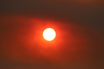 Red glowing sun during the bushfires
