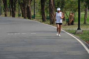 Obraz premium Asian women exercise in the park in the summer