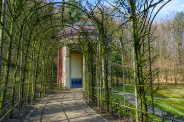 Bogengang und Tempel in einem Park am Tiergarten in Kleve