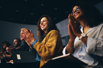 Business people clapping hands during a the forum - obrazy, fototapety, plakaty