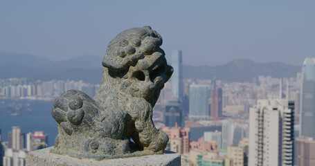Obraz premium Victoria Peak, Hong Kong 05 February 2021: Hong Kong skyline with lion statue