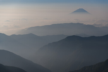 南アルプスから見た朝の富士山