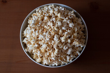 Schüssel mit Popcorn von oben
