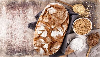 Sliced rye bread on cutting board, closeup.