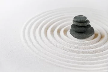 Selbstklebende Fototapete Steine​ im Sand Japanischer Garten des Zen und Hintergrund der schwarzen Steine