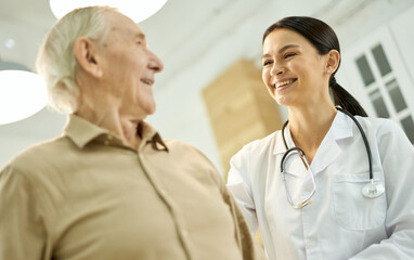 Obraz premium Outgoing medical worker taking care of her senior patient