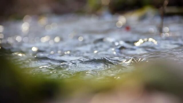 kleine Wellen auf dem Bach
