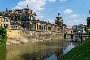 Fototapeta na wymiar Kronentor of the palace Zwinger in Dresden
