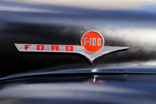 Emblem of a Ford F-100 american oldtimer truck