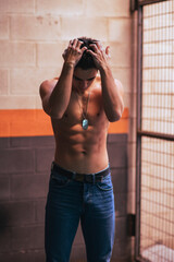 Chico guapo en fotografía urbana hípster con cuerpo muy fitness