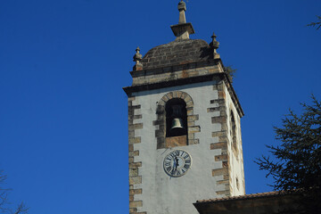 Campanario de la iglesia con reloj en Lemoa.