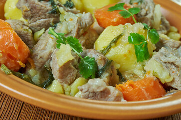 Svinsk s kartoafy y chuchki