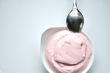 selbstgemachter Erdbeer Quark. Erdbeersoße mit Kokosblütenzucker