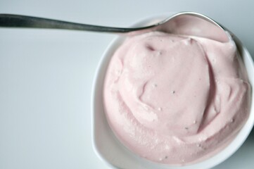 selbstgemachter Erdbeer Quark. Erdbeersoße mit Kokosblütenzucker