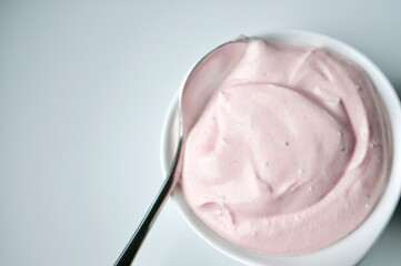 selbstgemachter Erdbeer Quark. Erdbeersoße mit Kokosblütenzucker
