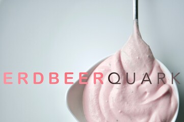 selbstgemachter Erdbeer Quark mit Schriftzug 