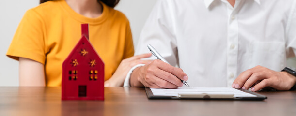 Couples signed a contract to buy a house from the broker.