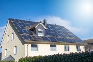 Fototapeta premium Mehrfamilienhaus mit Solaranlage