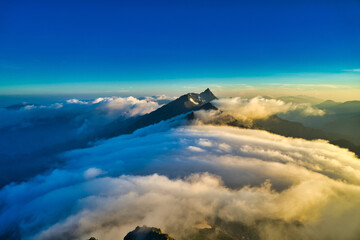 北アルプス北穂高岳から、朝焼けの槍ヶ岳と大キレットと雲海の大展望-4
