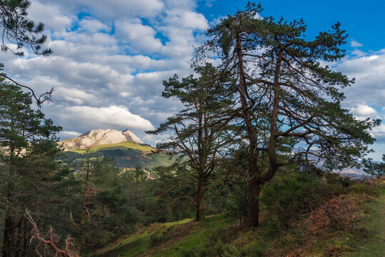 Escena de un paisaje con el amboto iluminado al fondo, en el parque natural de Urkiola