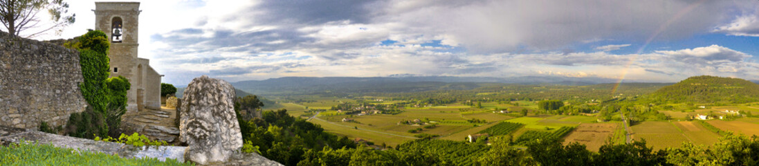 Fototapeta na wymiar panorama of the mountains in menerbes luberon france
