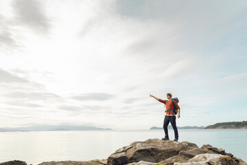 Obraz premium Man pointing to the view