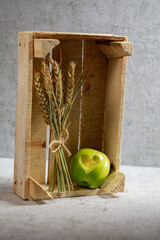 Apfel in einer Holzkiste mit Betonwand