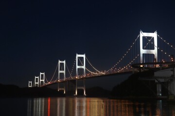 Fototapeta premium 道の駅よしうみいきいき館から見た来島海峡大橋のライトアップ 愛媛県今治市大島側より