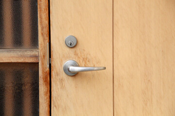 塗装が劣化した木製玄関ドア（塗り替え前）