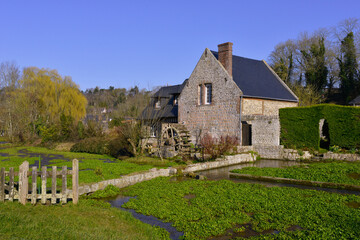 Fototapeta na wymiar Le moulin à eau et les cressonnières de Veules-les-Roses (76980), département de Seine-Maritime en région Normandie, France
