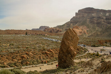 La roca denominada Cinchado en el paisaje volcánico del volcán Teide. Turistas que visitan el...