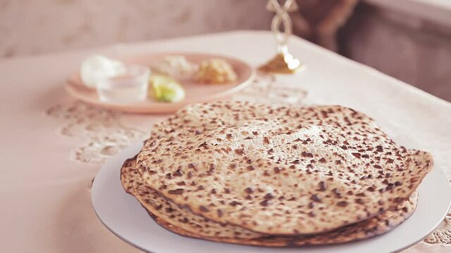 The matsa shmura on the table for the Easter seder rotates in a circle