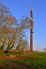Obraz premium Verticale sur une Antenne relais du paysage normand à Veules-les-Roses (76980), dans le département de Seine-Maritime en région Normandie, France