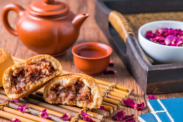 Yunnan Kunming gourmet fresh meat rose cloud leg moon cakes 