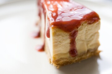 strawberry cheesecake, glutenfrei, selbst gemachte Erdbeersoße mit Kokosblütenzucker und Ahornsirup