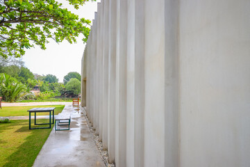 Fototapeta premium White concrete wall and green lawn