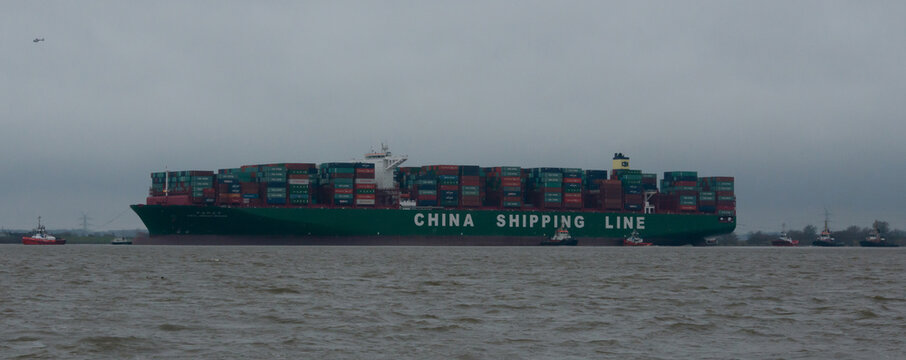 Containerschiff CSCL Indian Ocean China Shipping Line auf der Elbe bei Hamburg auf Grund gelaufen 
