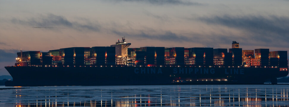 Containerschiff CSCL Indian Ocean China Shipping Line auf der Elbe bei Hamburg auf Grund gelaufen 