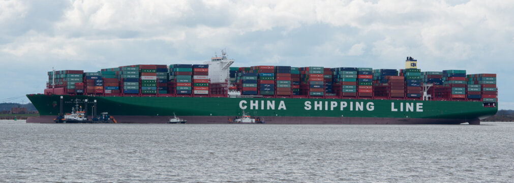 Containerschiff CSCL Indian Ocean China Shipping Line auf der Elbe bei Hamburg auf Grund gelaufen 