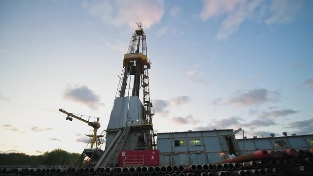Operation of a drilling rig on an oil platform in the oil and gas industry.