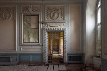 Fototapeta na wymiar The abandoned old palace in Pilica in Poland