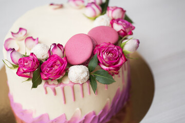Cake with roses and macaroons