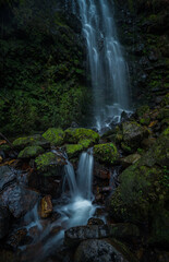 escena de una cascada en un rincón del bosque de Belaustegi . Basque Country 