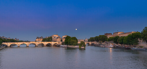 Fototapeta na wymiar Vue du pont neuf et des quais de Seine à île de la cité, Paris, France.