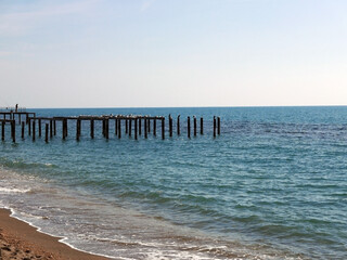 vista del mare con pontile in una giornata serena