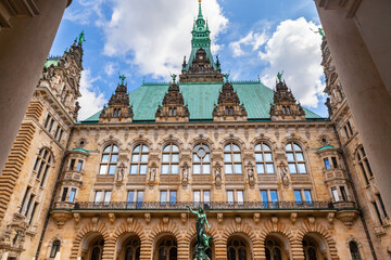 Fototapeta na wymiar View of the Town Hall (Rathaus) from the courtyard, Hamburg, Germany