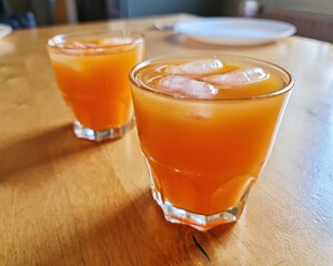 Zum Frühstück frischen Orangesaf