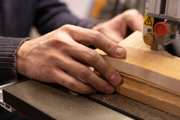 in der Werkstatt des Geigenbauers