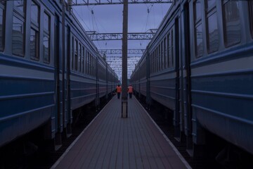 Obraz premium train at the station on the platform