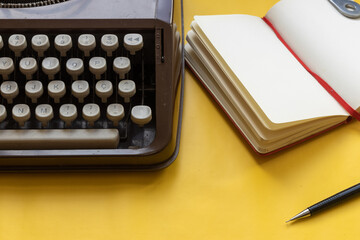 maquina de escrever e um caderno de anotações